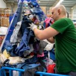 Reciclaje de textiles y uniformes en la empresa: reutilización y donación